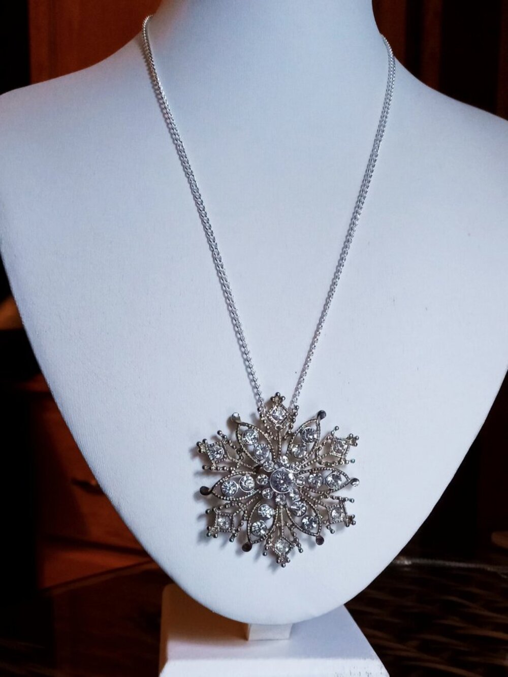 💎❄️Upcycled Icy Elegance: Statement Snowflake Crystal Pendant Necklace❄️💎 - Picture 10 of 16